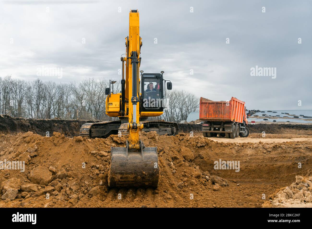 Un grande escavatore da costruzione di colore giallo sul cantiere in cava per l'estrazione. Immagine industriale Foto Stock