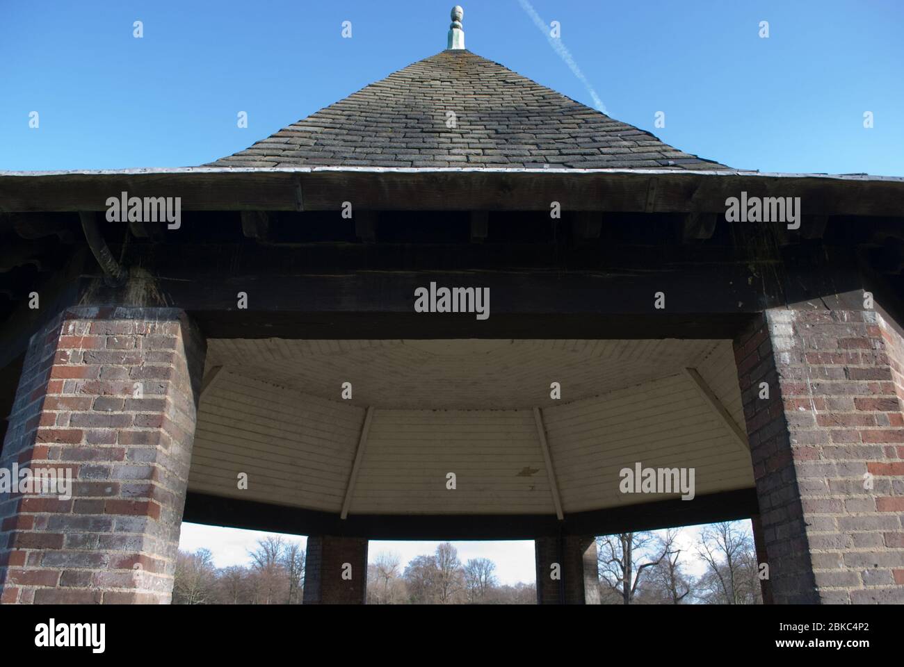 Octagon Octagonal Pavilion Open Air Folly Landscape Architecture in Kensington Gardens, London W2 2UH Foto Stock