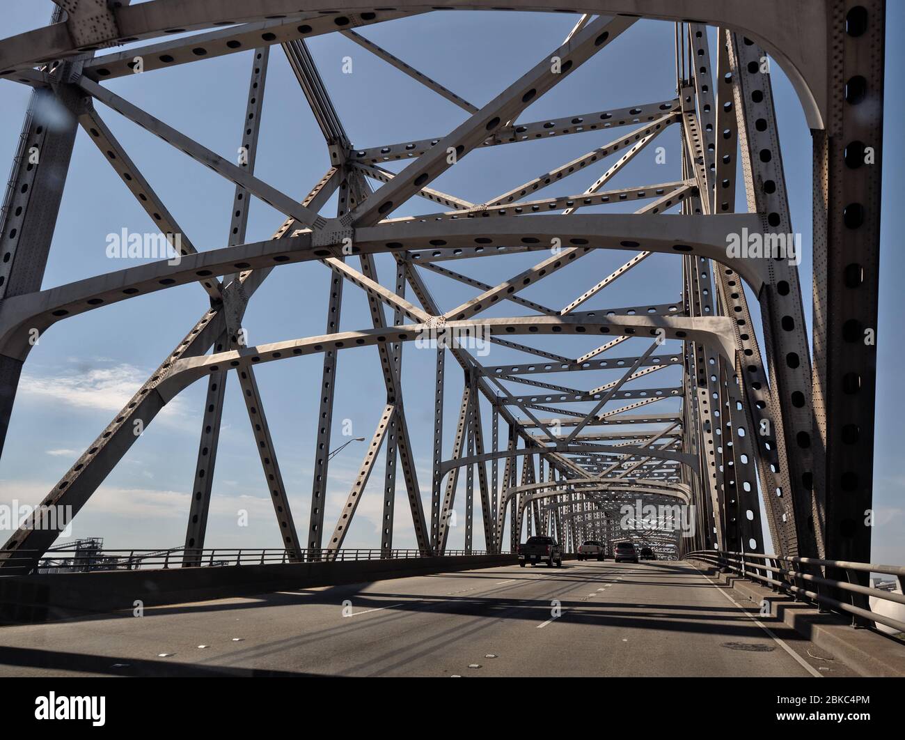 Baton Rouge, Louisiana, USA - 2020: Il ponte Horace Wilkinson porta l'Interstate 10 in Louisiana attraverso il fiume Mississippi fino a Port Allen. Foto Stock