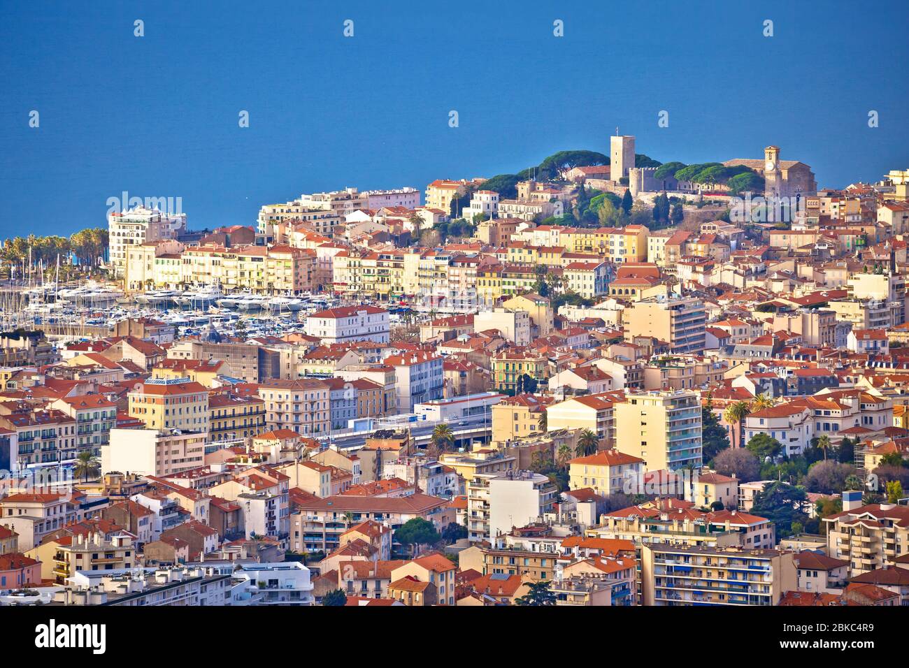 costa Azzurra. Città di Cannes. Vista panoramica della città di Cannes e lungomare da collina, dipartimento Alpes-Maritimes di Francia Foto Stock