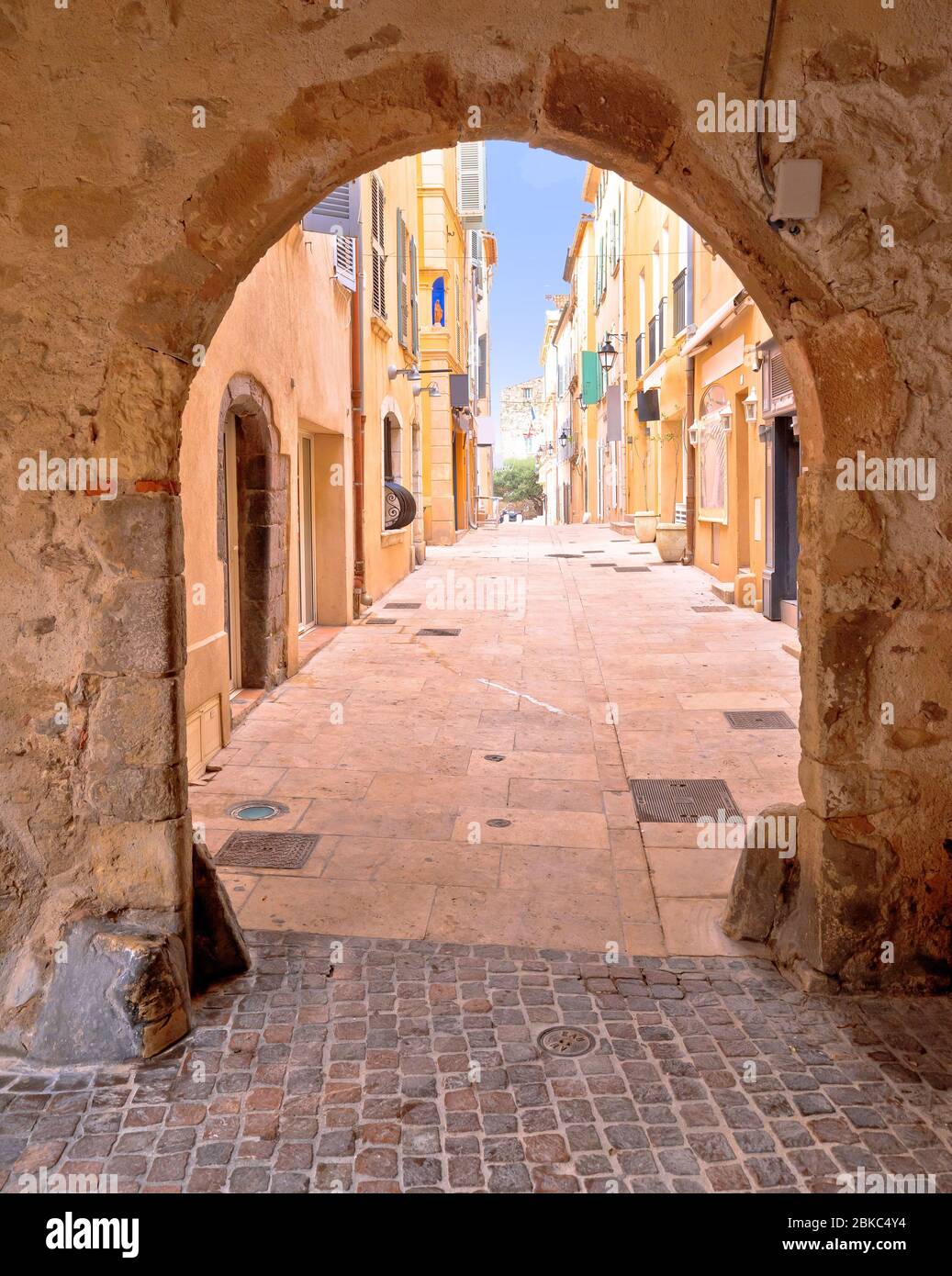 Saint Tropez città storica di gate e colorato street view, destinazione turistica della riviera francese Foto Stock