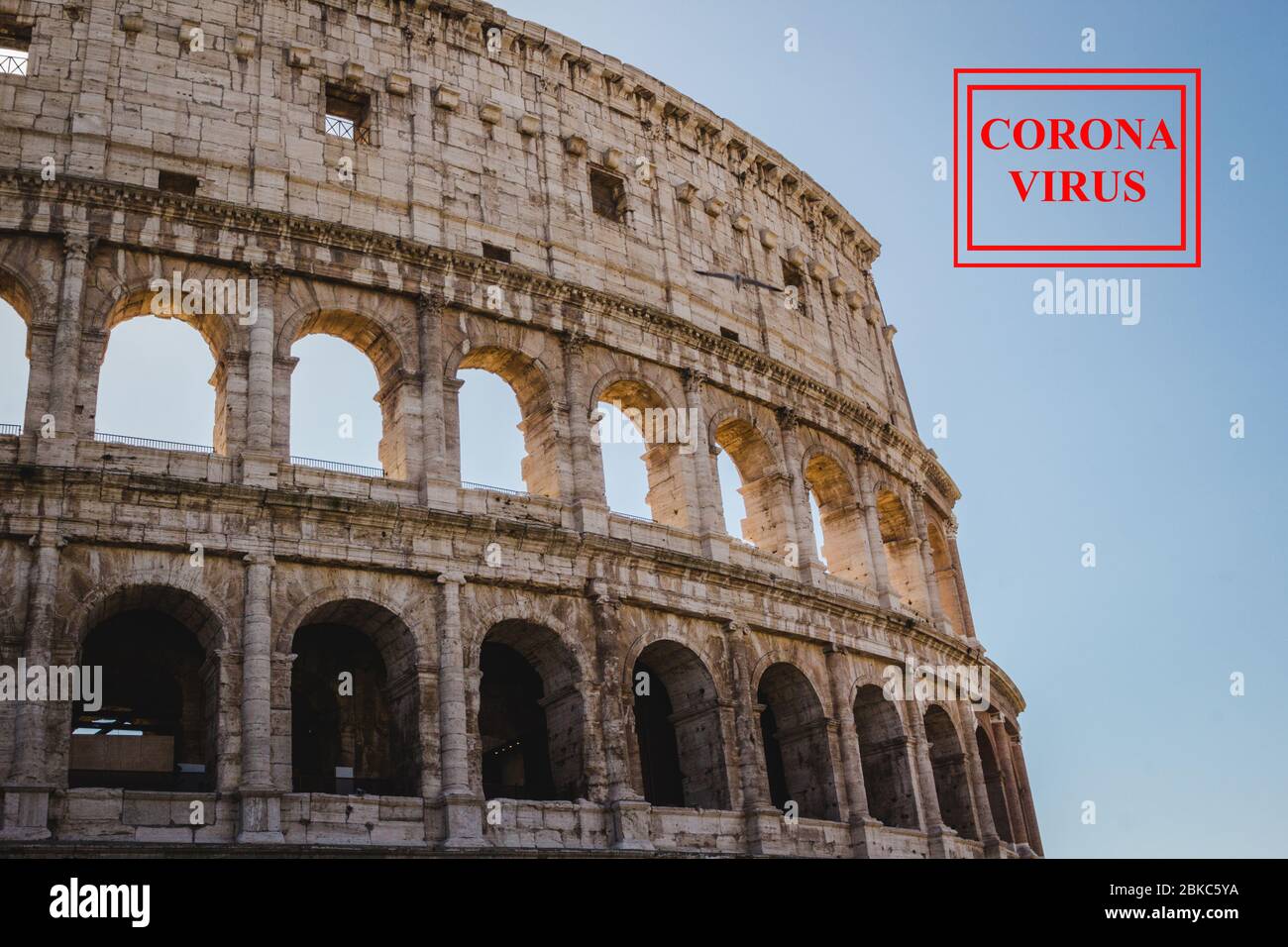 Virus Corona in Italia, rosso covid-19 segno sul muro di Roma Colliseum con cielo blu brillante sfondo durante il giorno di sole Foto Stock