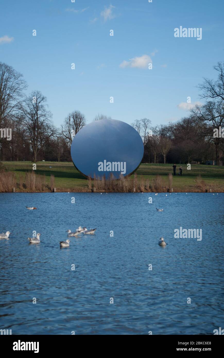 Sky Mirror Turning the World capovolto Mostra Serpentine Gallery Kensington Gardens, Londra W2 2UH di Anish Kapoor Sculptor Foto Stock