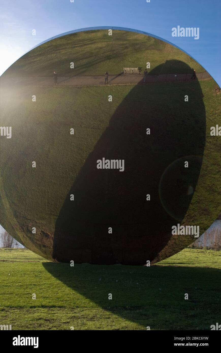 Sky Mirror Turning the World capovolto Mostra Serpentine Gallery Kensington Gardens, Londra W2 2UH di Anish Kapoor Sculptor Foto Stock