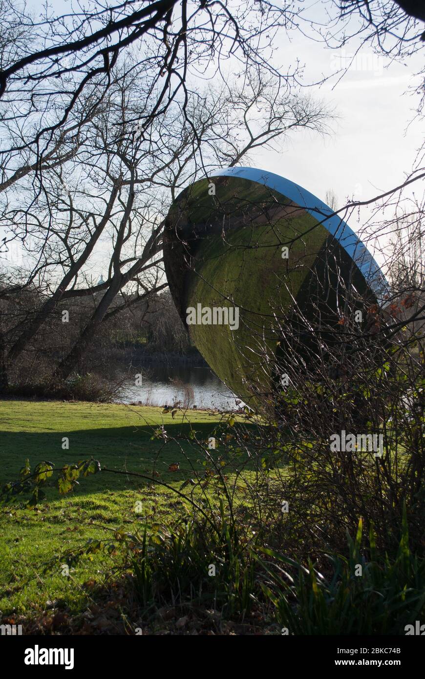 Sky Mirror Turning the World capovolto Mostra Serpentine Gallery Kensington Gardens, Londra W2 2UH di Anish Kapoor Sculptor Foto Stock