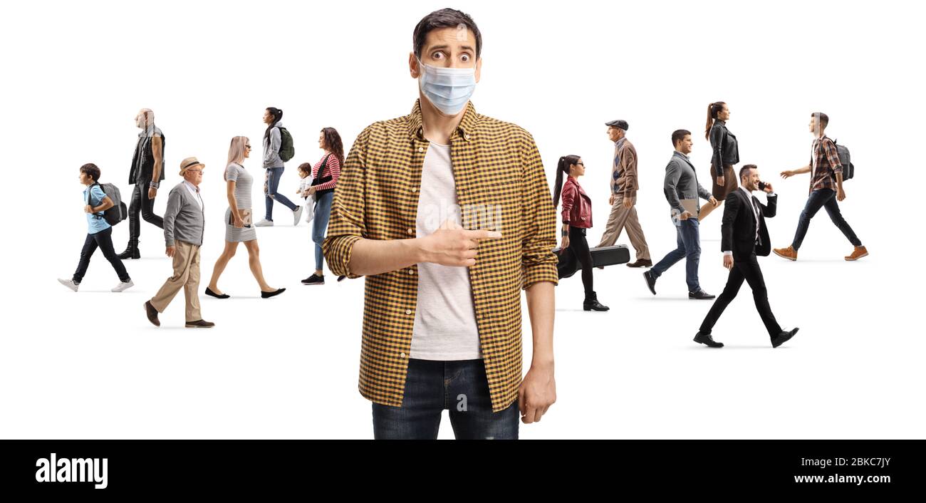 Deluso uomo con una maschera protettiva del viso che punta a un gruppo di persone che camminano senza maschere isolato su sfondo bianco Foto Stock