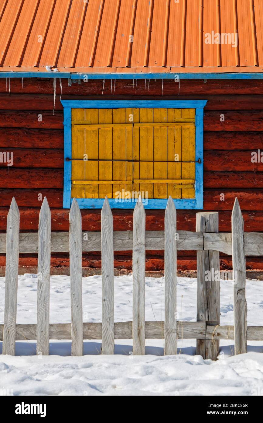 Finestre chiuse su piccole case durante l'inverno Foto Stock