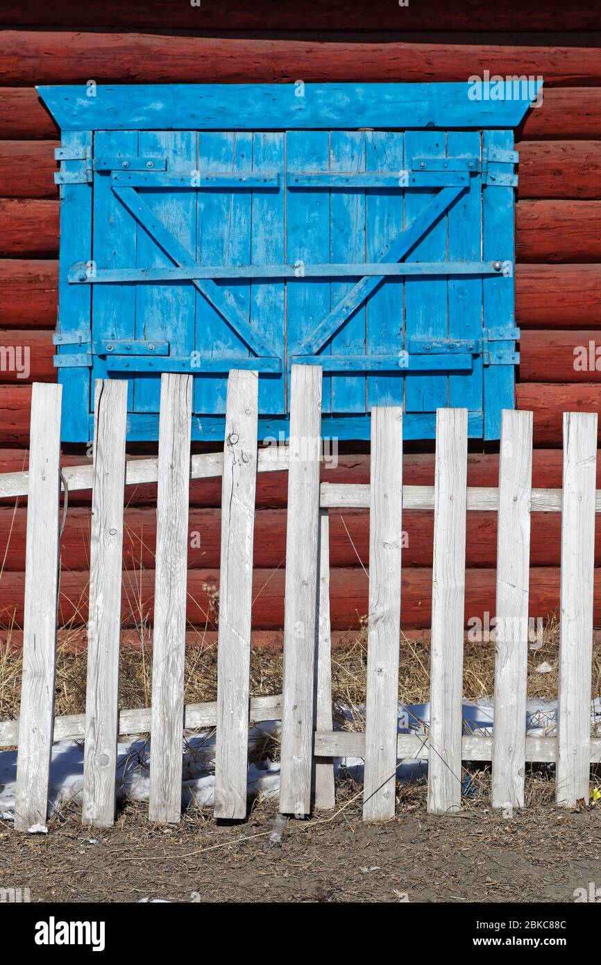 Finestre chiuse su piccole case durante l'inverno Foto Stock