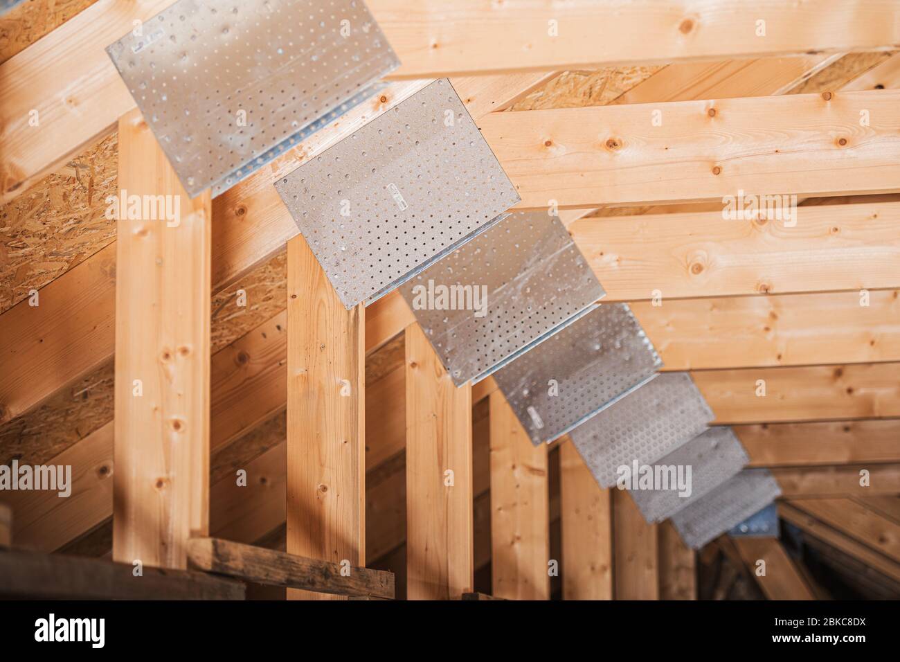 Costruzione del telaio del tetto della casa di legno primo piano foto. Legno Tronchi Casa edificio. Interno mansardato. Foto Stock