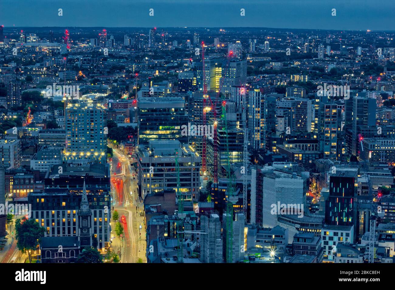 Skyview di Londra Est di notte, strada sentieri luce in estate sera, Londra, Inghilterra Foto Stock