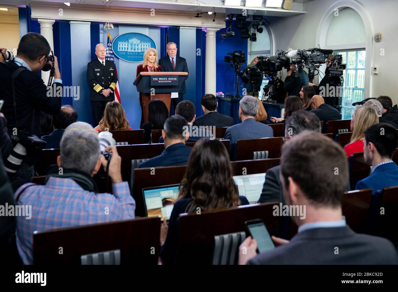 Kellyanne Conway, insieme a Brett Giroir e Jim Carroll, partecipa a un briefing stampa alla Casa Bianca il 30 gennaio 2020, nella James S. Brady Press Briefing Room, discutendo la salute pubblica e le politiche nazionali di controllo delle droghe. Foto Stock