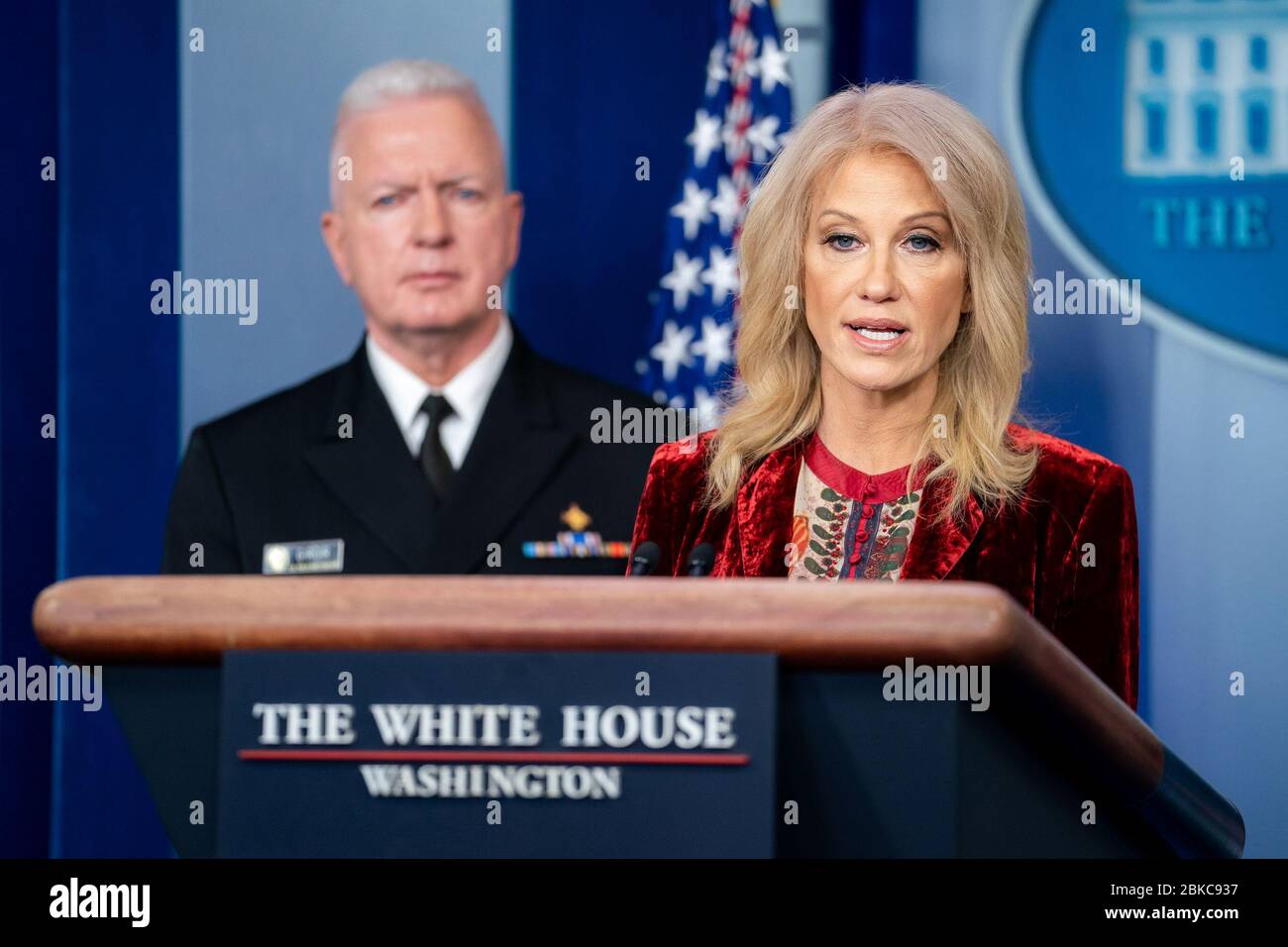 Il 30 gennaio 2020, l'avvocato del presidente Kellyanne Conway, insieme ad Adm. Brett Giroir e Jim Carroll, ha partecipato a un briefing stampa presso la James S. Brady Press Briefing Room della Casa Bianca, discutendo di questioni relative alla salute pubblica e alla politica sulla droga. Foto Stock