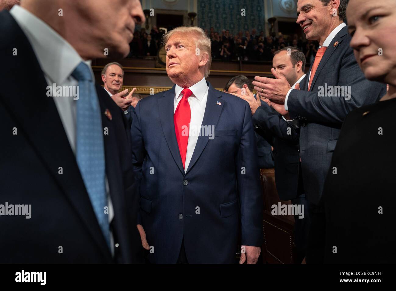 Il presidente Donald J. Trump arriva nella Camera ed è accolto dai membri del Congresso prima di consegnare il suo discorso sullo Stato dell'Unione martedì 4 febbraio, al Campidoglio degli Stati Uniti a Washington, D.C. Stato dell'Unione 2020 Foto Stock