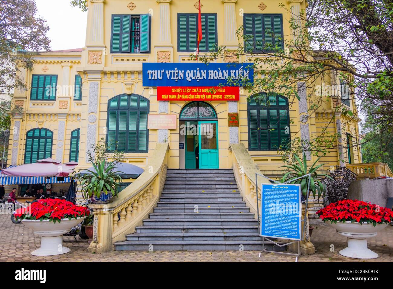 Edificio in stile coloniale francese, il Giardino dei Fiori di Hang Trong, il quartiere di Hoan Kiem, Hanoi, Vietnam Foto Stock