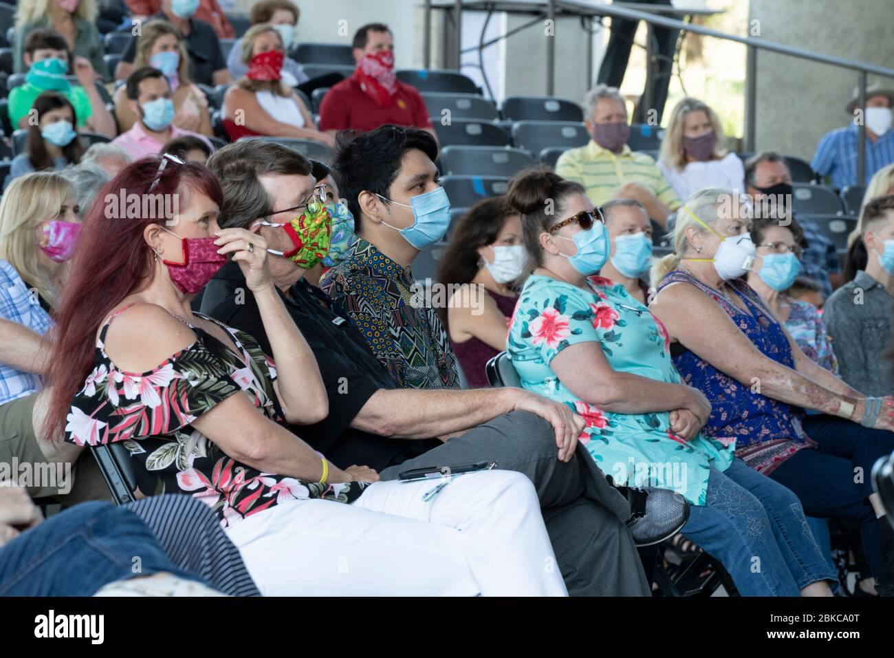 I membri della Chiesa di LifeAustin adorano di persona per la prima volta in più di sei settimane presso il teatro all'aperto da 1,500 posti a sedere nella parte ovest di Austin. I dirigenti della Chiesa hanno limitato il gruppo a 325 adoratori con biglietto, mentre richiedevano maschere e distanze sociali a causa della pandemia del coronoavirus. Foto Stock
