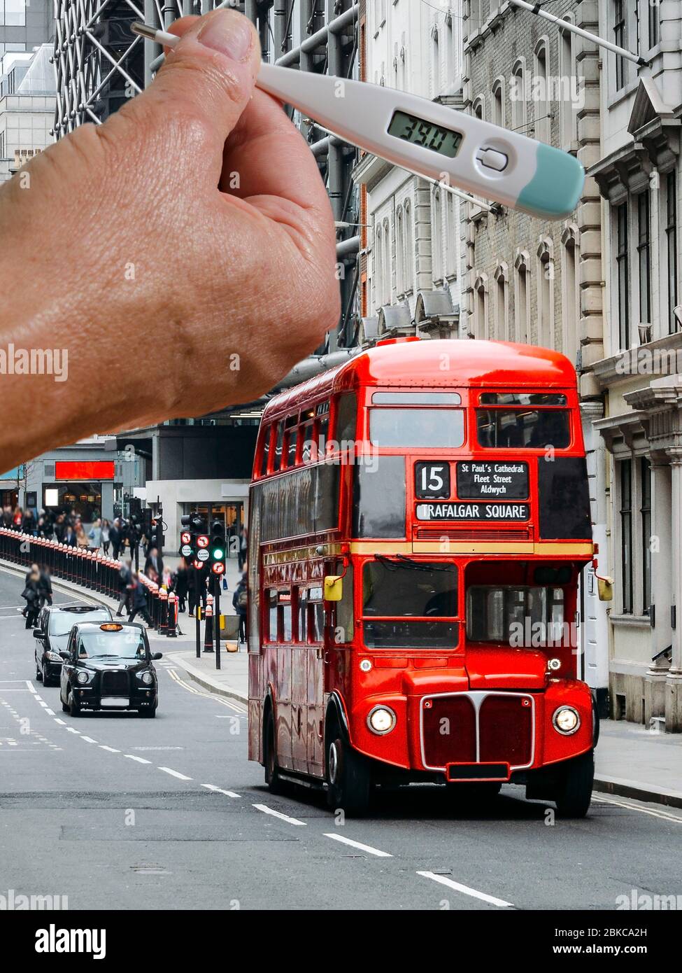 Termometro portatile con bus rosso Londra ad alta temperatura e cabina nera tradizionale sullo sfondo Foto Stock