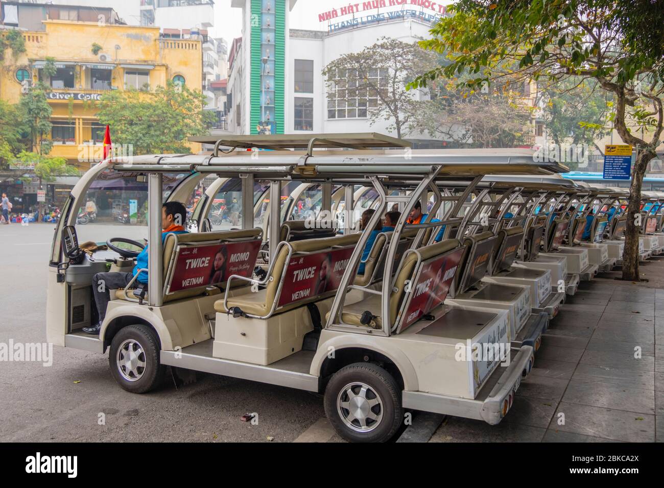 Autobus elettrici, quartiere Hoan Kiem, Hanoi, Vietnam Foto Stock