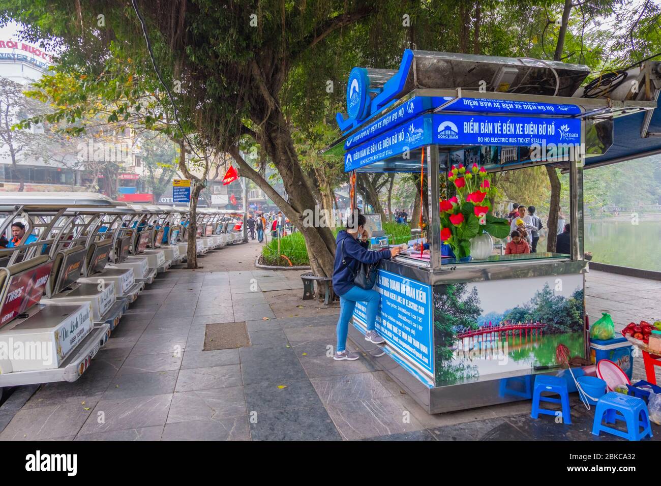 Biglietteria, fermata dell'autobus elettrico, quartiere di Hoan Kiem, Hanoi, Vietnam Foto Stock
