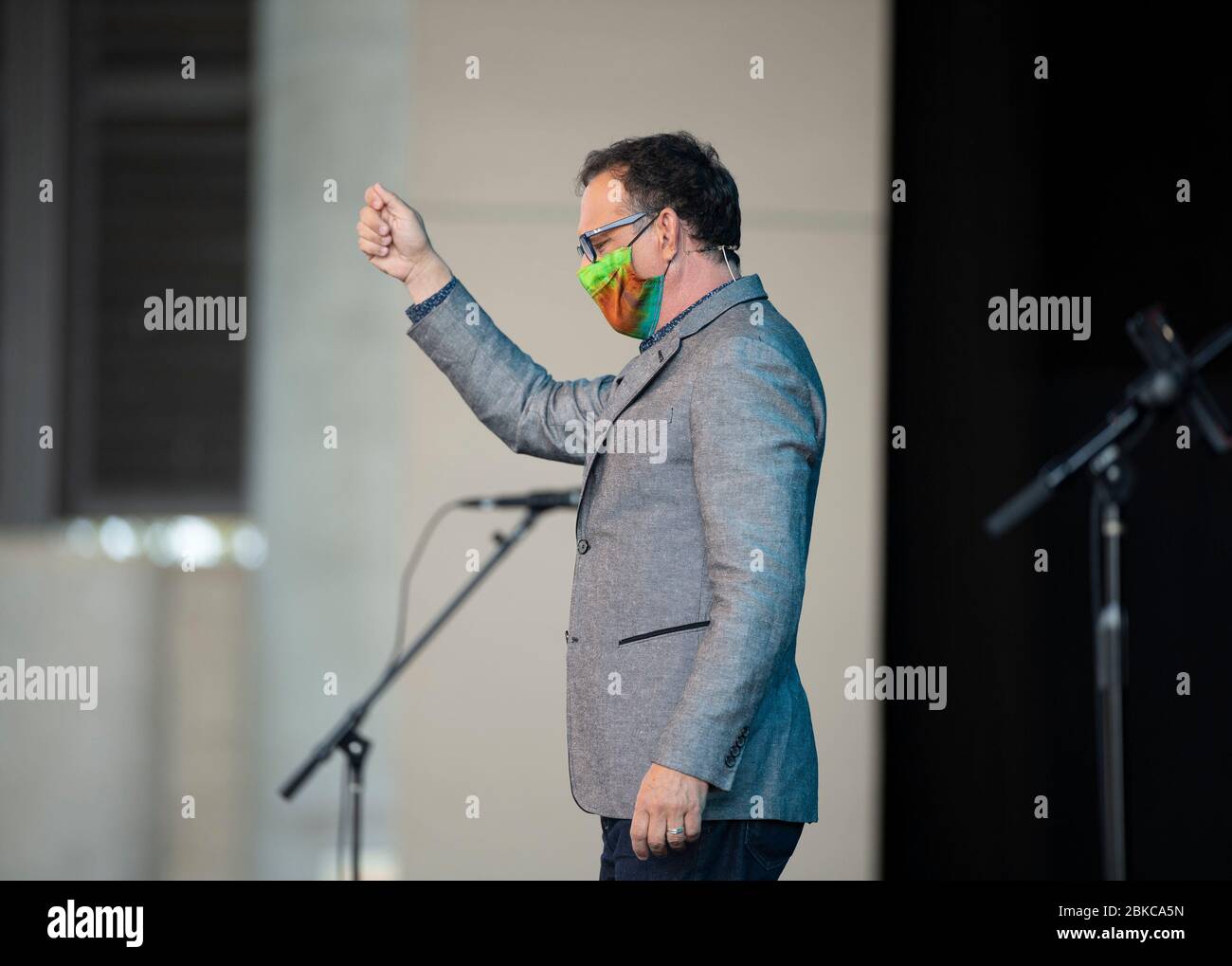 Indossando una maschera facciale, Pastor Randy Phillips guida il servizio come LifeAustin Chiesa di adorare di persona per la prima volta in oltre sei settimane al teatro all'aperto da 1,500 posti a ovest di Austin. I dirigenti della Chiesa hanno limitato il gruppo a 325 adoratori con biglietto, mentre richiedevano maschere e distanze sociali a causa della pandemia di coronavirus. Foto Stock