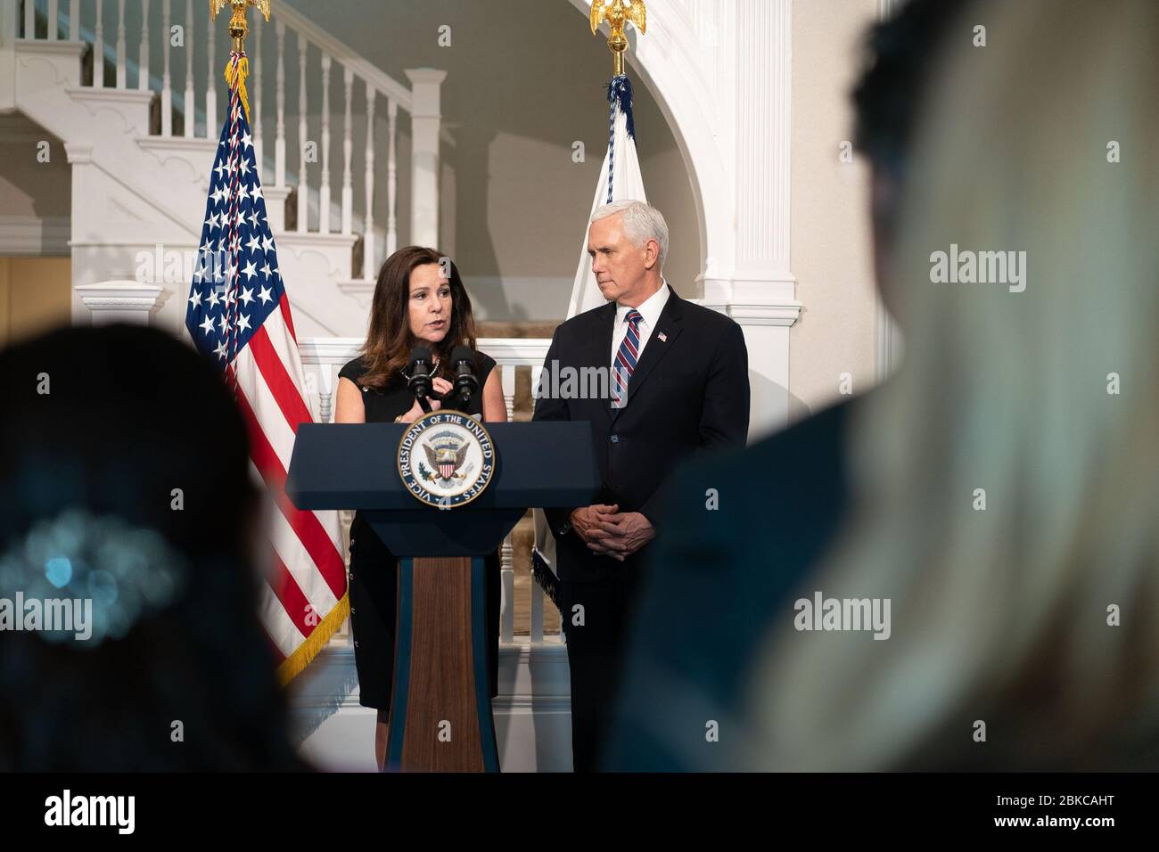 Il Vice Presidente Mike Pence e la Sig.ra Pence parlano con governatori e ospiti venerdì 7 febbraio 2020 presso la Residenza del Vice Presidente a Washington. Pranzo dei Governatori presso la Residenza del Vice Presidente Foto Stock