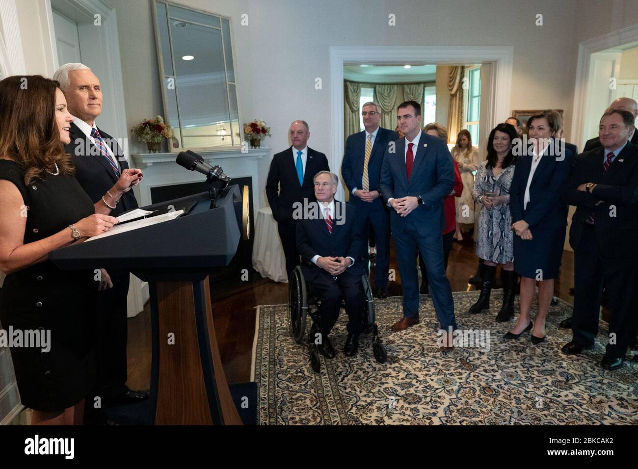 Il Vice Presidente Mike Pence e la Sig.ra Pence parlano con governatori e ospiti venerdì 7 febbraio 2020 presso la Residenza del Vice Presidente a Washington. Pranzo dei Governatori presso la Residenza del Vice Presidente Foto Stock