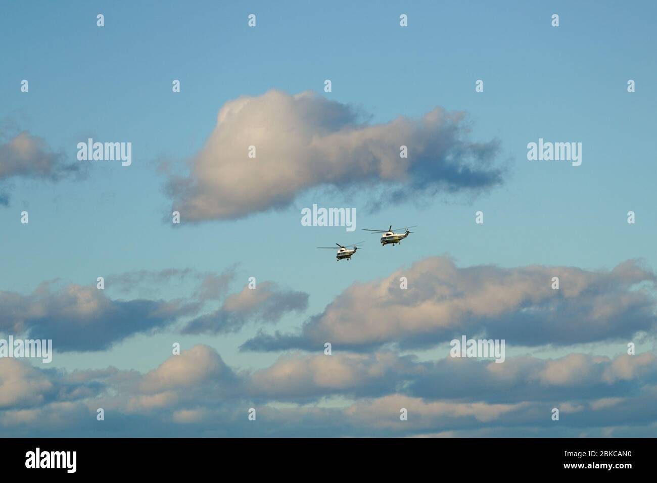 Marine One con il presidente Donald J. Trump a bordo è accompagnato da un elicottero di scorta che vola dalla Joint base Andrews, Md., venerdì 7 febbraio 2020, per il ritorno del presidente Trump alla Casa Bianca. Il Presidente Trump ritorna dalla Carolina del Nord Foto Stock