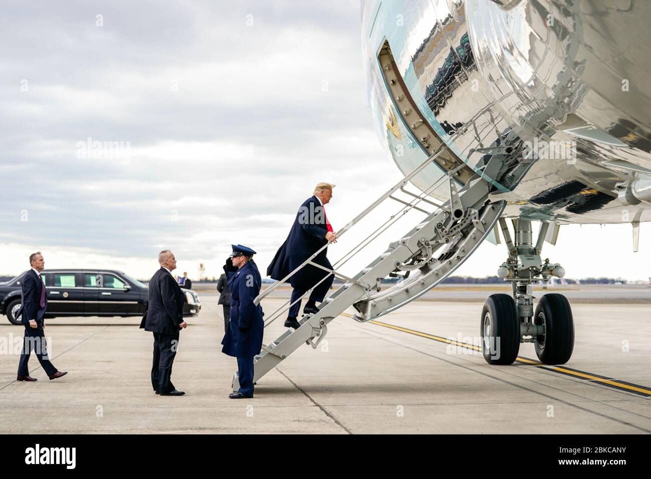 Il presidente Donald Trump dirige l'Air Force One all'aeroporto internazionale Charlotte Douglas il 7 febbraio 2020, per il suo ritorno a Washington, D.C., dopo la sua visita in North Carolina. Foto Stock