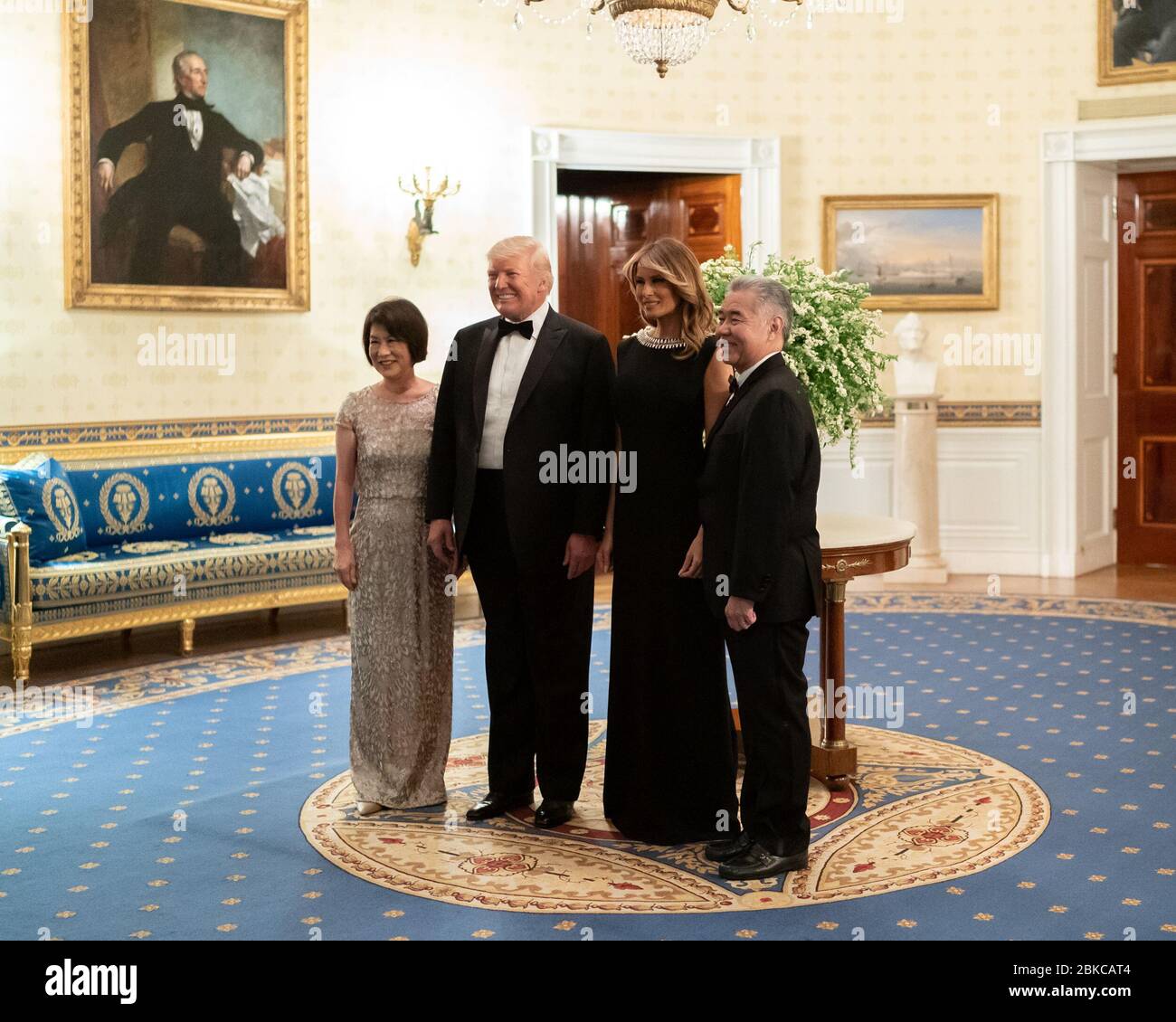 Il presidente Donald J. Trump e la First Lady Melania Trump posano per un ritratto con il governatore delle Hawaii David IgE e sua moglie Dawn amano-IgE nella stanza blu della Casa Bianca prima di partecipare al ballo dei governatori del 2020. Foto Stock