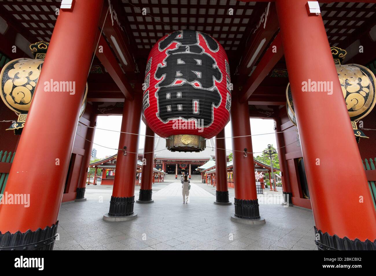 Tokyo, Giappone. 3 maggio 2020. Il tempio Sensoji, il più antico e famoso di Tokyo, è quasi vuoto durante le vacanze della settimana d'Oro, in mezzo alla pandemia del coronavirus (COVID-19). Tokyo ha confermato 91 casi di coronavirus la domenica, dopo un aumento di 160 nei giorni precedenti. Credit: Rodrigo Reyes Marin/ZUMA Wire/Alamy Live News Foto Stock