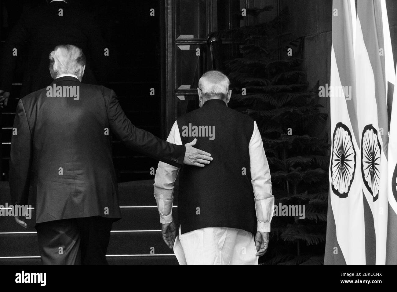 Il Presidente Donald J. Trump e il primo Ministro indiano Narendra modi attraversano l'ingresso della Hyderabad House a Nuova Delhi, India Martedì, 25 febbraio 2020, prima di partecipare a un programma bilaterale. Il Presidente Trump e la First Lady in India Foto Stock