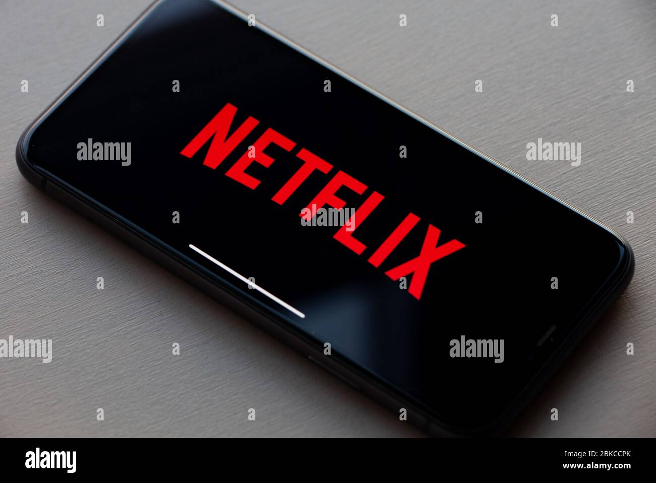 Logo Netflix su Apple iPhone 11. Netflix è un fornitore globale di film in streaming e serie TV. Foto Stock