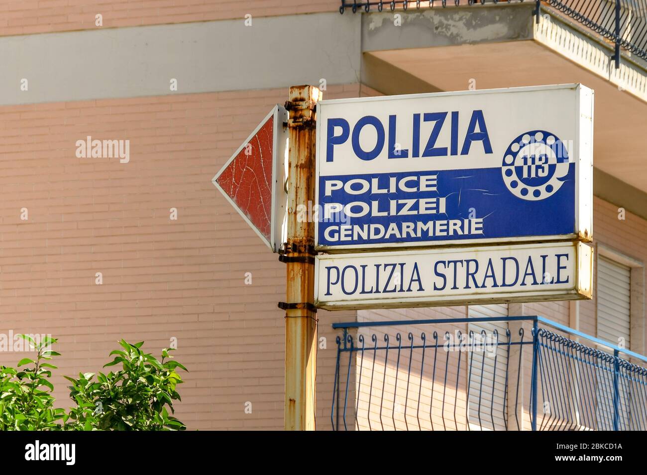SORRENTO, ITALIA - 2019 AGOSTO: Cartello che mostra ai visitatori la strada per la stazione di polizia della città di Sorrento. Foto Stock