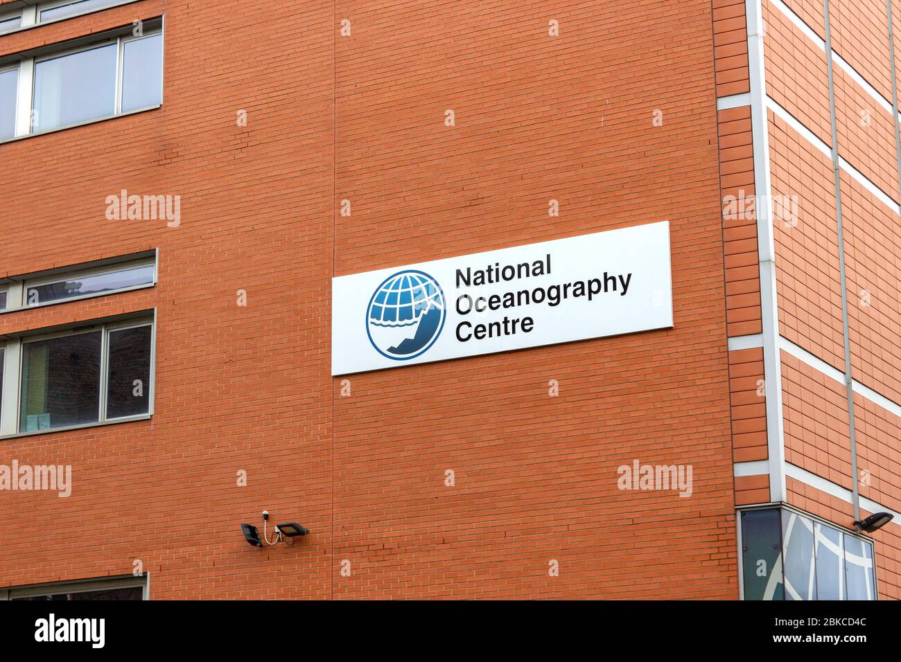 Cartello del National Oceanography Center, edificio Joseph Proudman, Università di Liverpool, Brownlow Street, Liv Foto Stock
