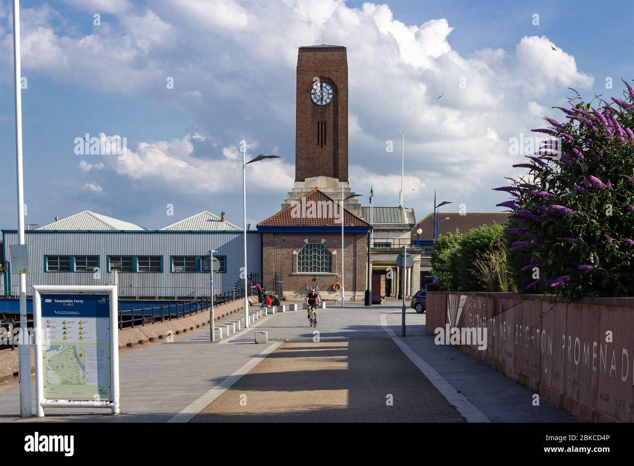 Lungomare e terminal dei traghetti Seacombe con torre dell'orologio. Punto principale di attraversamento sul fiume Mersey per Liverpool. Foto Stock