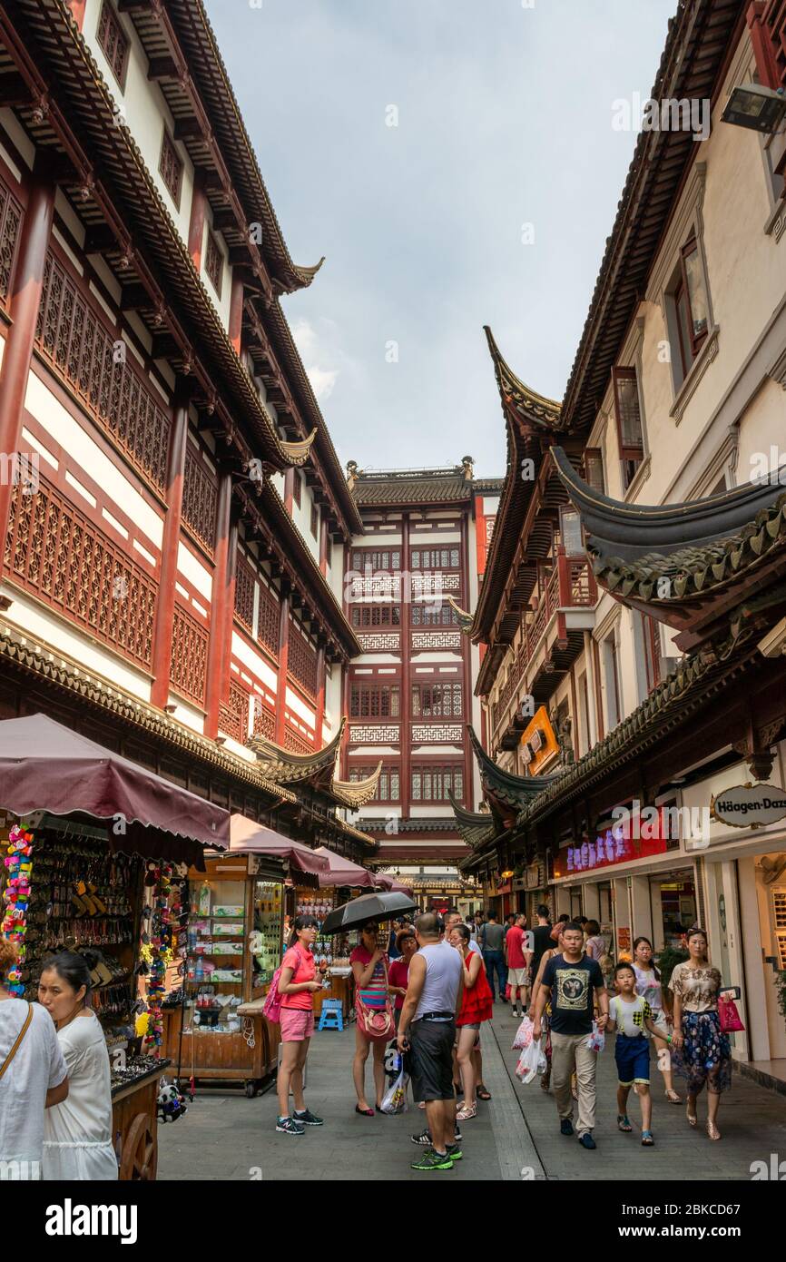 Shanghai / Cina - 29 luglio 2015: Mercati di strada e negozi turistici nella zona commerciale del Tempio di Dio della Città Vecchia nella parte vecchia di Shanghai, Cina. Parte Foto Stock