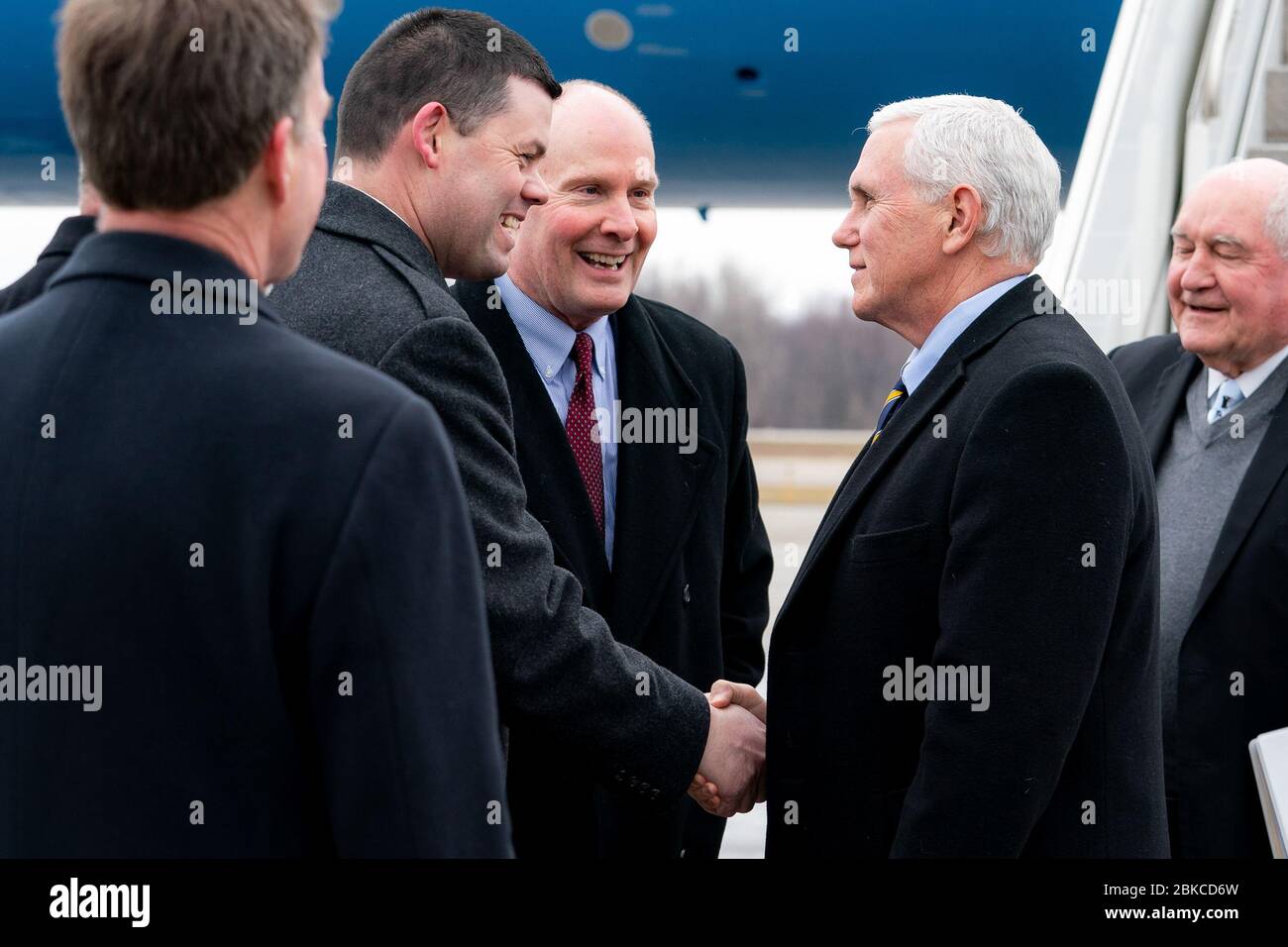 Il 25 febbraio 2020, il vicepresidente Mike Pence sbarcò dall'Air Force Two al Capital Regional International Airport di Lansing, Michigan, dove fu accolto da sostenitori locali e ospiti durante la sua visita nello stato. Foto Stock