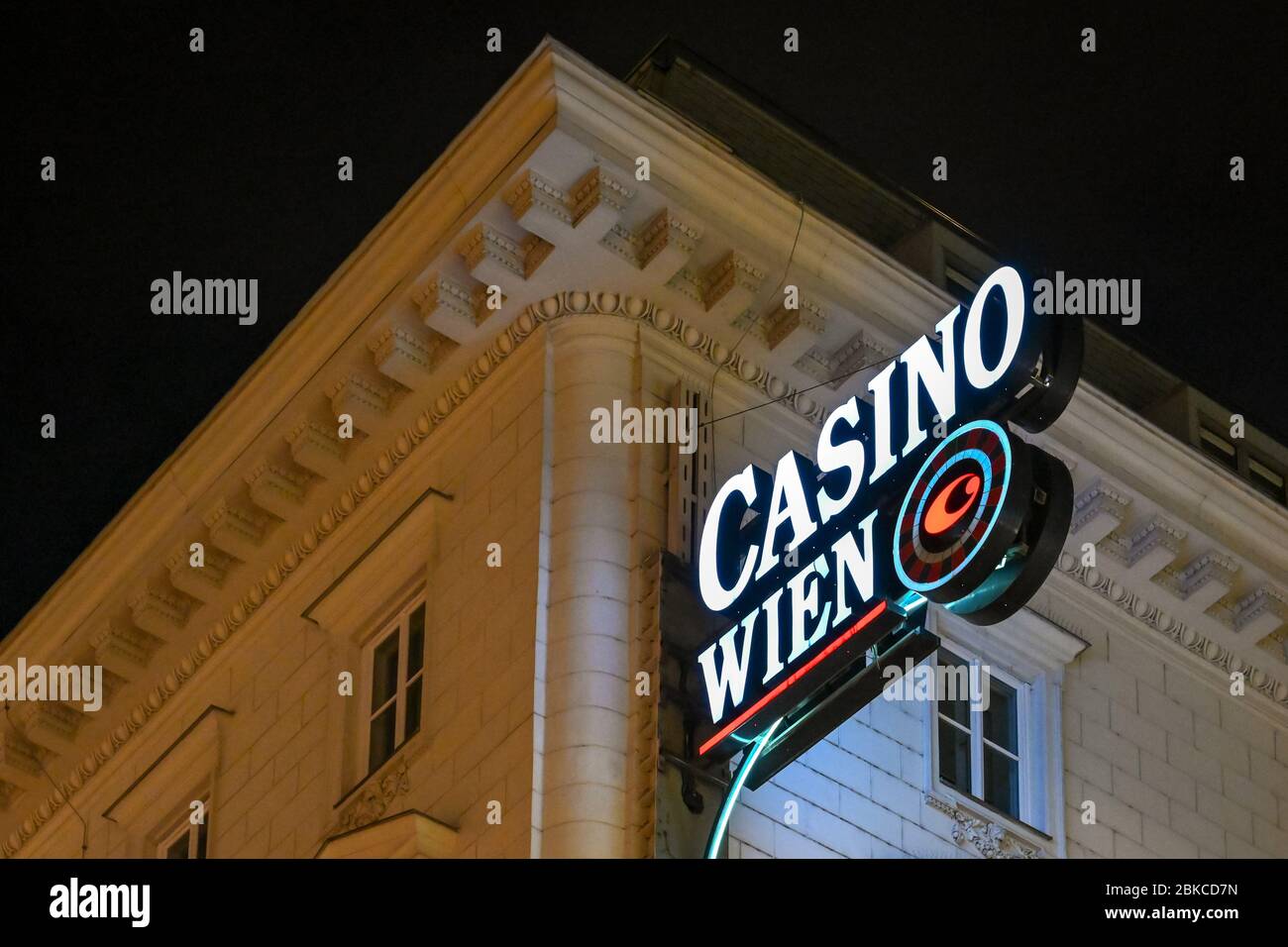 VIENNA, AUSTRIA - NOVEMBRE 2019: Insegna illuminata fuori dal Casinò nel centro di Vienna Foto Stock