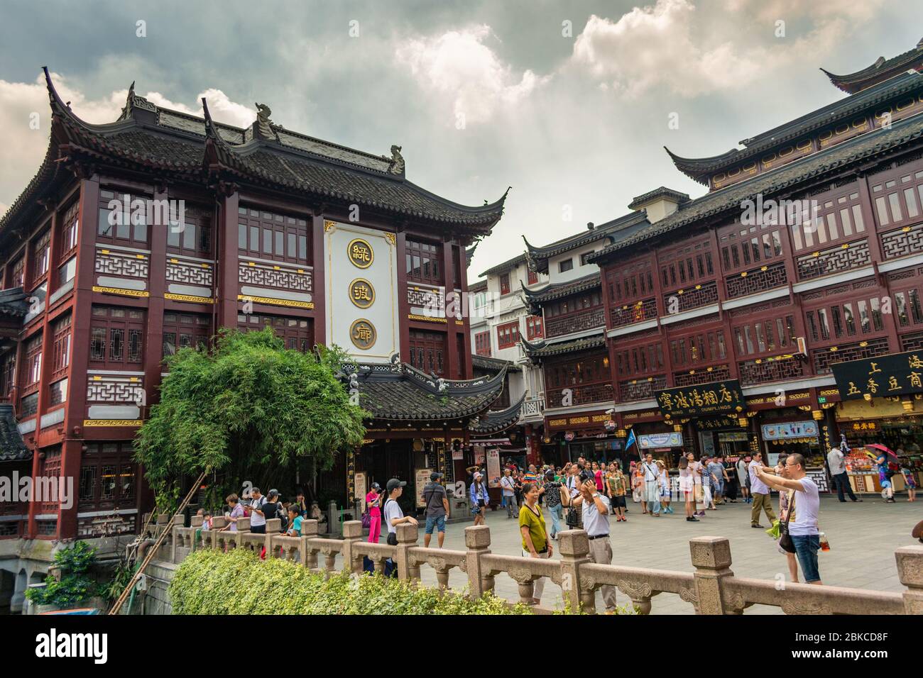 Shanghai / Cina - 29 luglio 2015: Mercati di strada e negozi turistici nella zona commerciale del Tempio di Dio della Città Vecchia nella parte vecchia di Shanghai, Cina. Parte Foto Stock