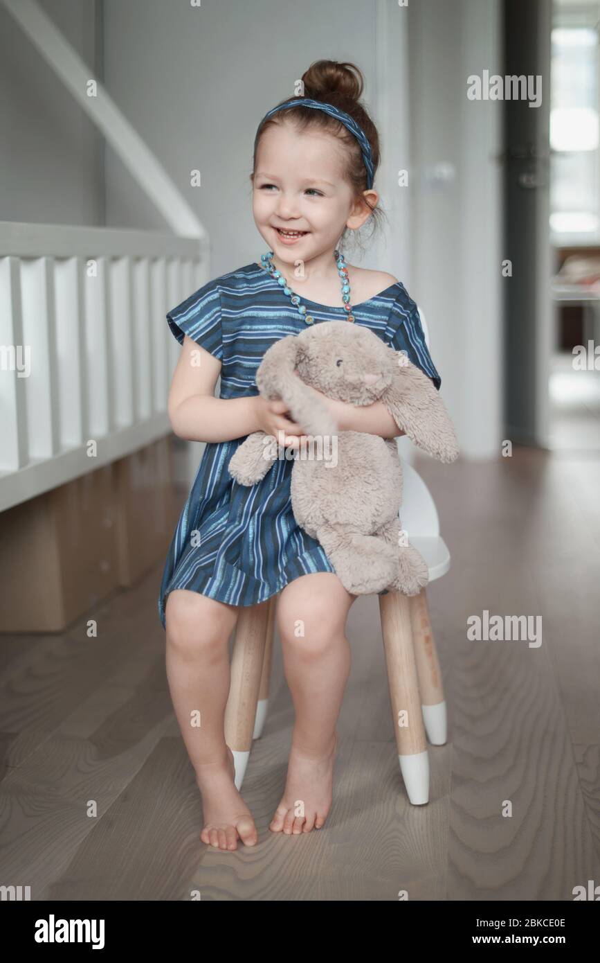 Adorabile bambina in un abito blu Foto Stock