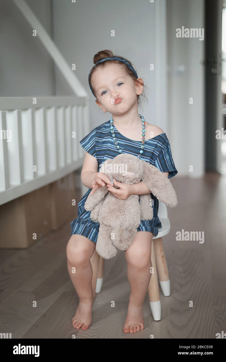 Adorabile bambina in un abito blu Foto Stock