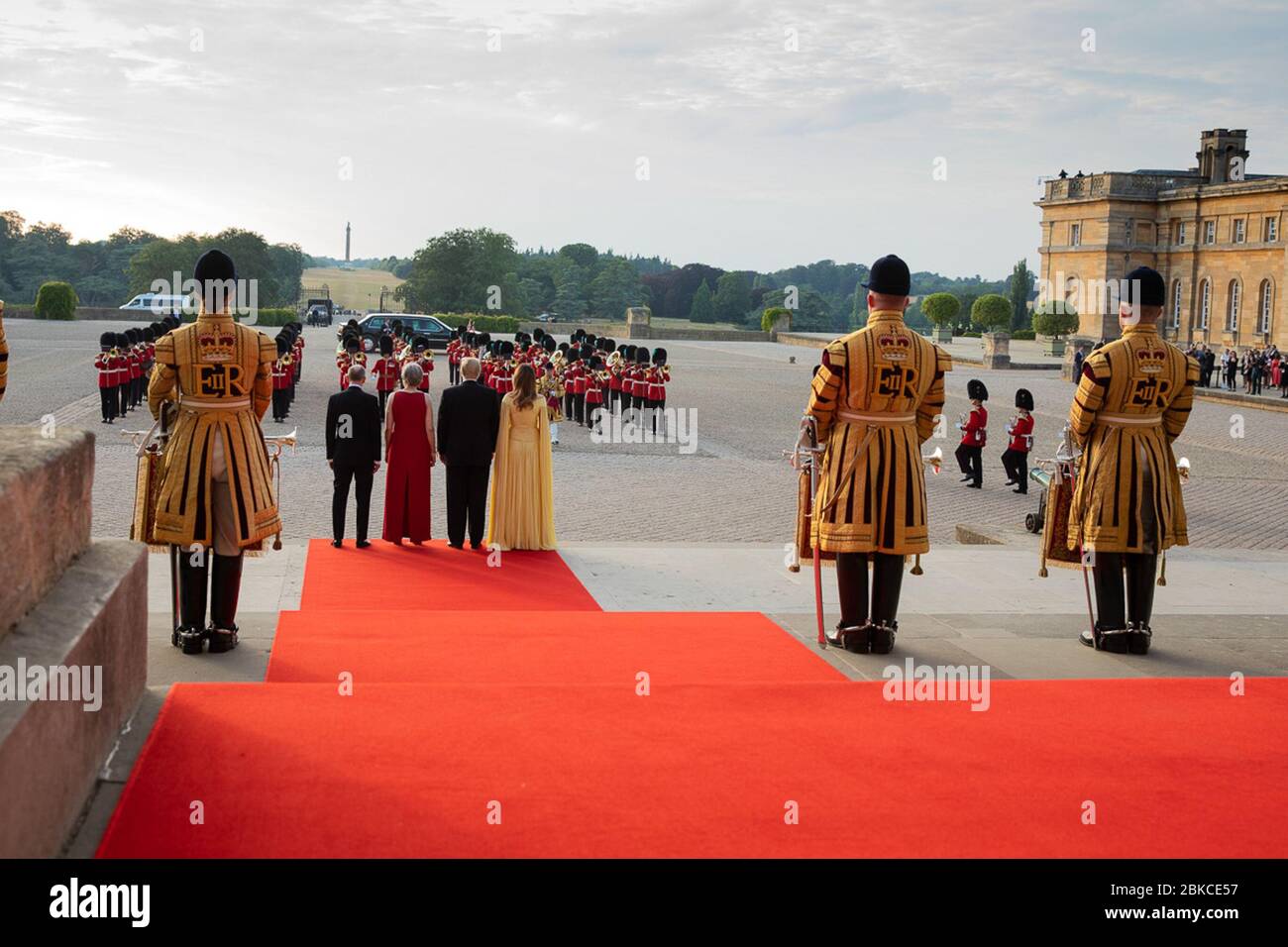 Il presidente Donald J. Trump e la First Lady Melania Trump arrivano a Blenheim Palace il 12 luglio 2018, dove vengono accolti dal primo ministro britannico Theresa May e da suo marito Philip May durante una visita nel Regno Unito. Foto Stock