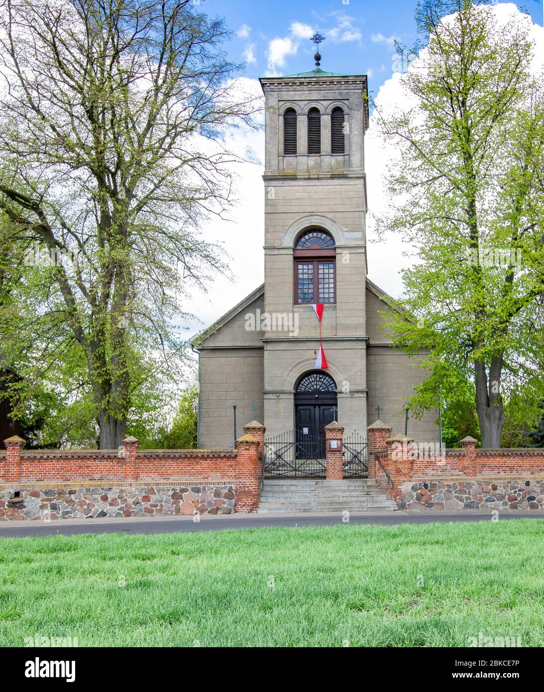 Chiesa neo-romanica a Ostrowite Prymasowskie, Polonia Foto Stock