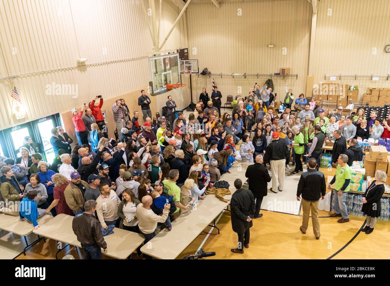 Il presidente Donald J. Trump visita il sito di soccorso di emergenza presso la Chiesa di Cristo a Cookeville, Tennessee, venerdì 6 marzo 2020, e incontra residenti, personale della chiesa e ospiti colpiti dal tornado mortale di martedì. Presidente Trump in Tennessee Foto Stock