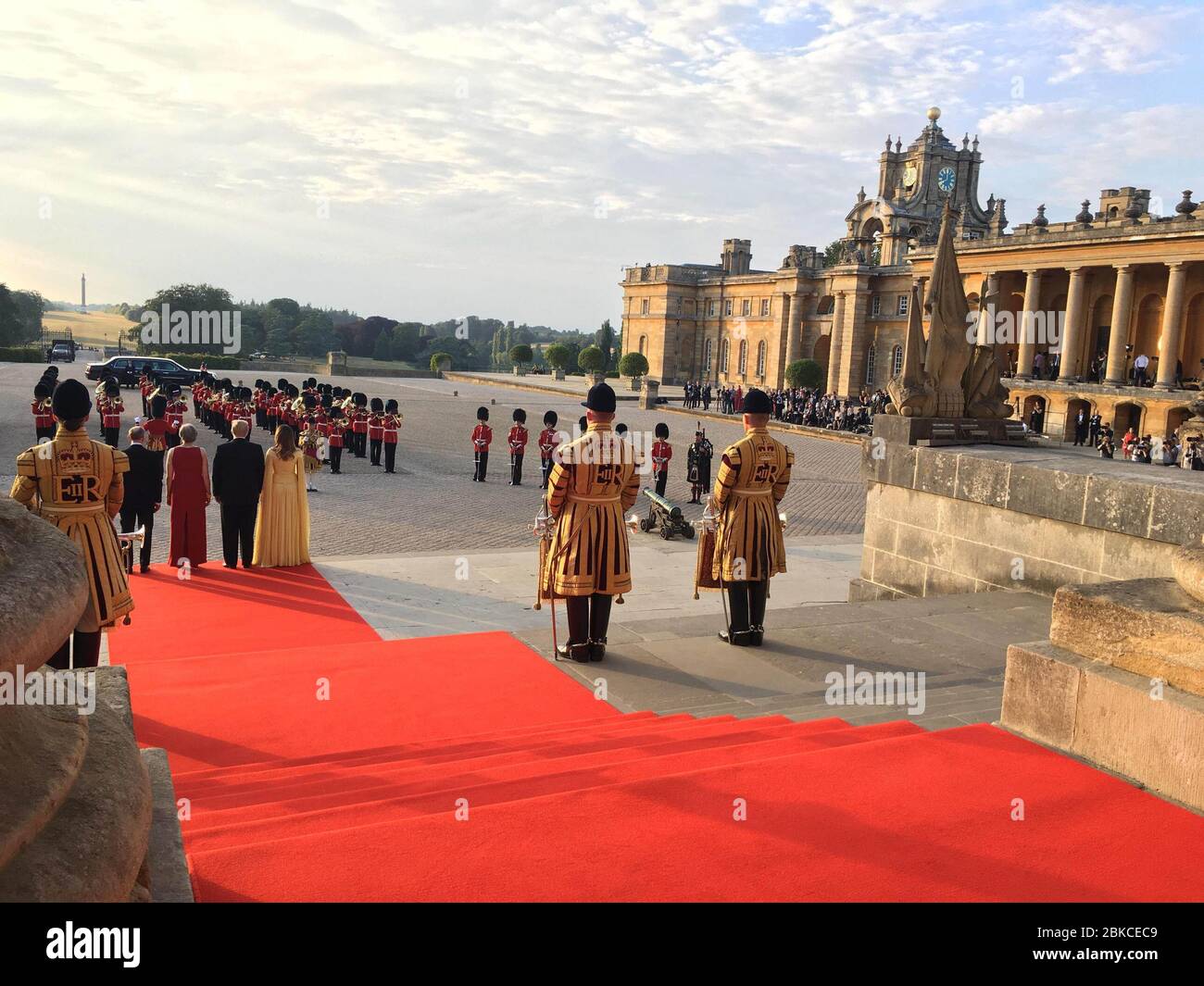 Il 12 luglio 2018, il presidente Donald Trump e la First Lady Melania Trump hanno partecipato a una cerimonia di arrivo a Blenheim Palace, dove sono stati accolti dal primo ministro britannico Theresa May e da suo marito Philip May durante la loro visita nel Regno Unito. Foto Stock