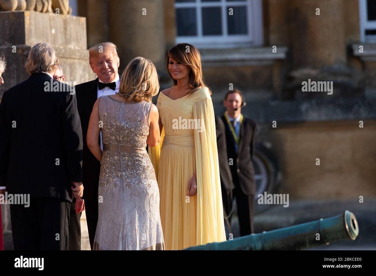 Il presidente Donald J. Trump e la First Lady Melania Trump arrivano a Blenheim Palace il 12 luglio 2018, per una cerimonia ufficiale di benvenuto con il primo ministro Theresa May e suo marito Philip May durante la loro visita nel Regno Unito. Foto Stock