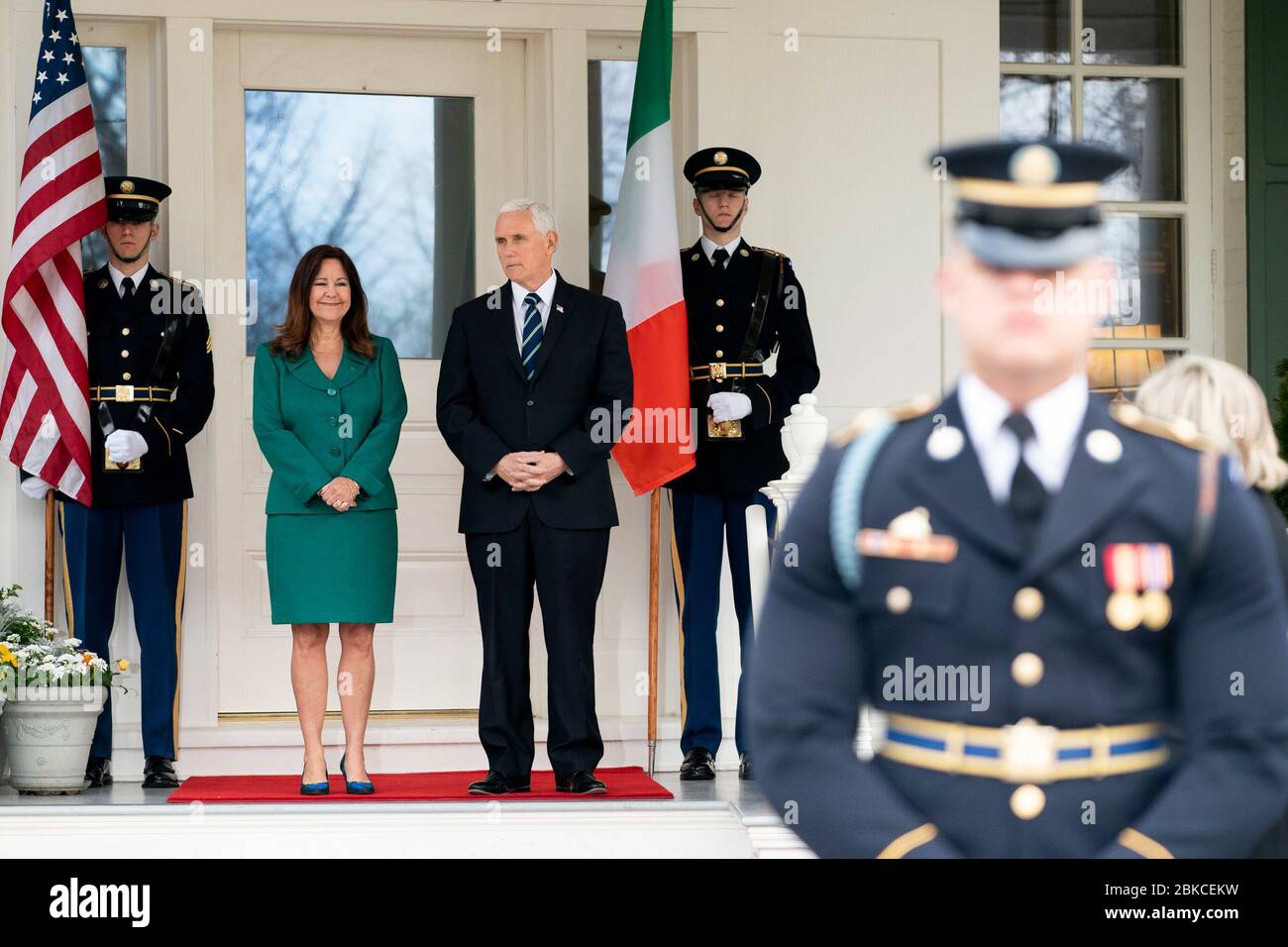 Il 12 marzo 2020, il vicepresidente Mike Pence e Karen Pence hanno accolto il primo ministro irlandese Leo Varadkar presso la residenza del vicepresidente a Washington, D.C. per discussioni sulle relazioni internazionali. Foto Stock
