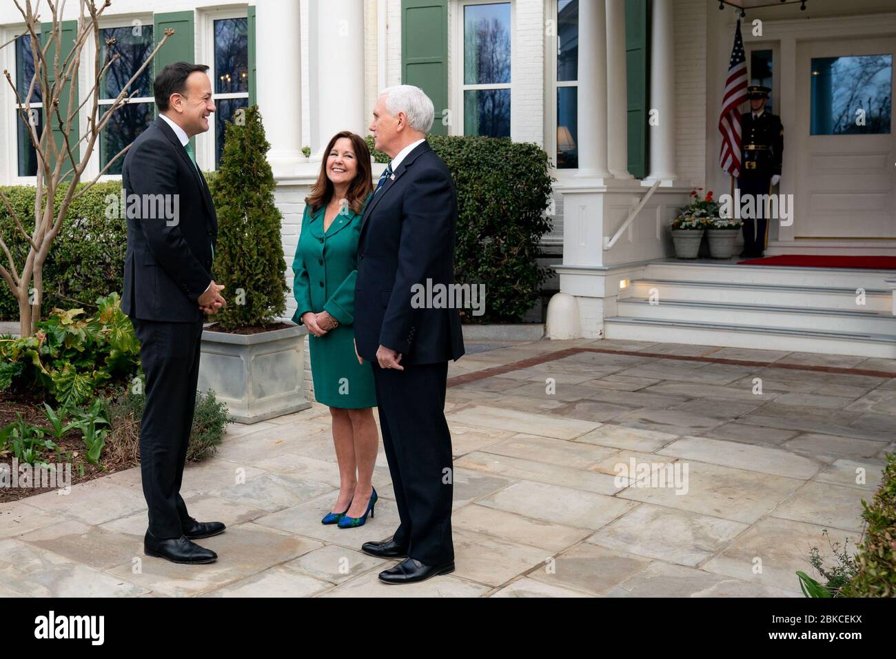 Il 12 marzo 2020, il vicepresidente Mike Pence e la signora Karen Pence hanno accolto il primo ministro irlandese Leo Varadkar nella residenza del vicepresidente a Washington, D.C., in occasione della visita del primo ministro negli Stati Uniti. Foto Stock