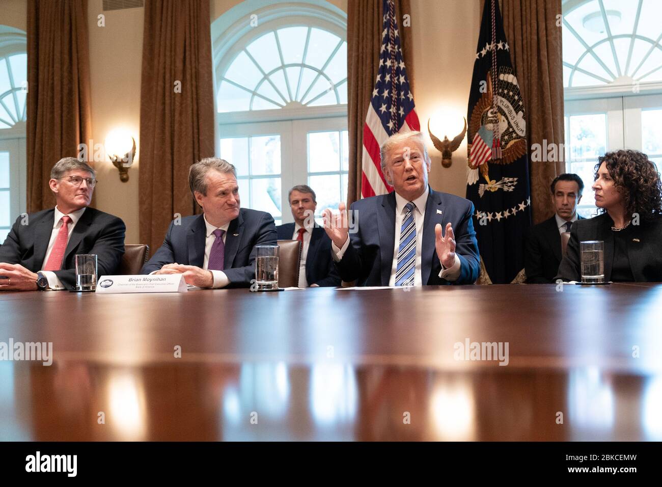 L'11 marzo 2020, il presidente Donald Trump ha incontrato i rappresentanti del settore bancario nella sala del gabinetto della Casa Bianca per discutere di come il settore finanziario può aiutare i consumatori e le imprese colpite dalla pandemia di COVID-19. Foto Stock