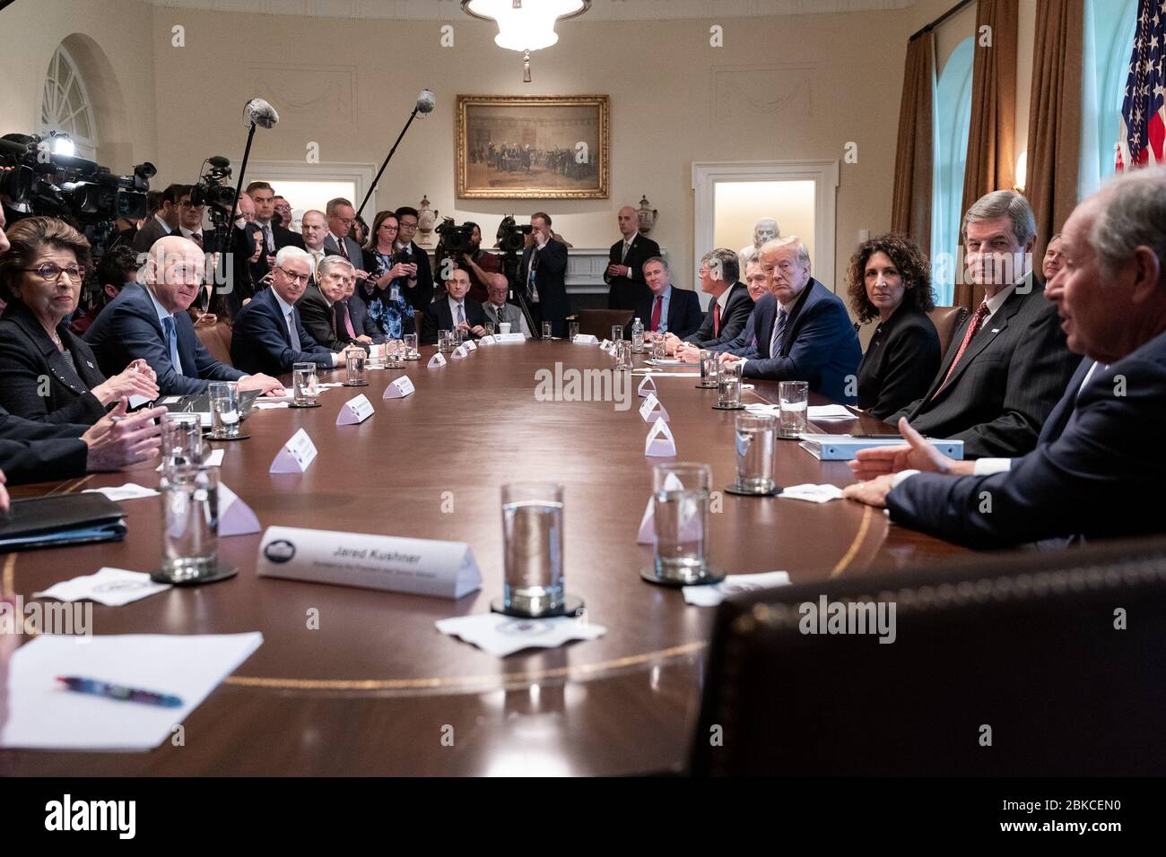 L'11 marzo 2020, il presidente Donald J. Trump ha incontrato i rappresentanti del settore bancario nella sala del Gabinetto della Casa Bianca per discutere su come i servizi finanziari possono supportare i consumatori e le piccole imprese durante la crisi COVID-19. Foto Stock