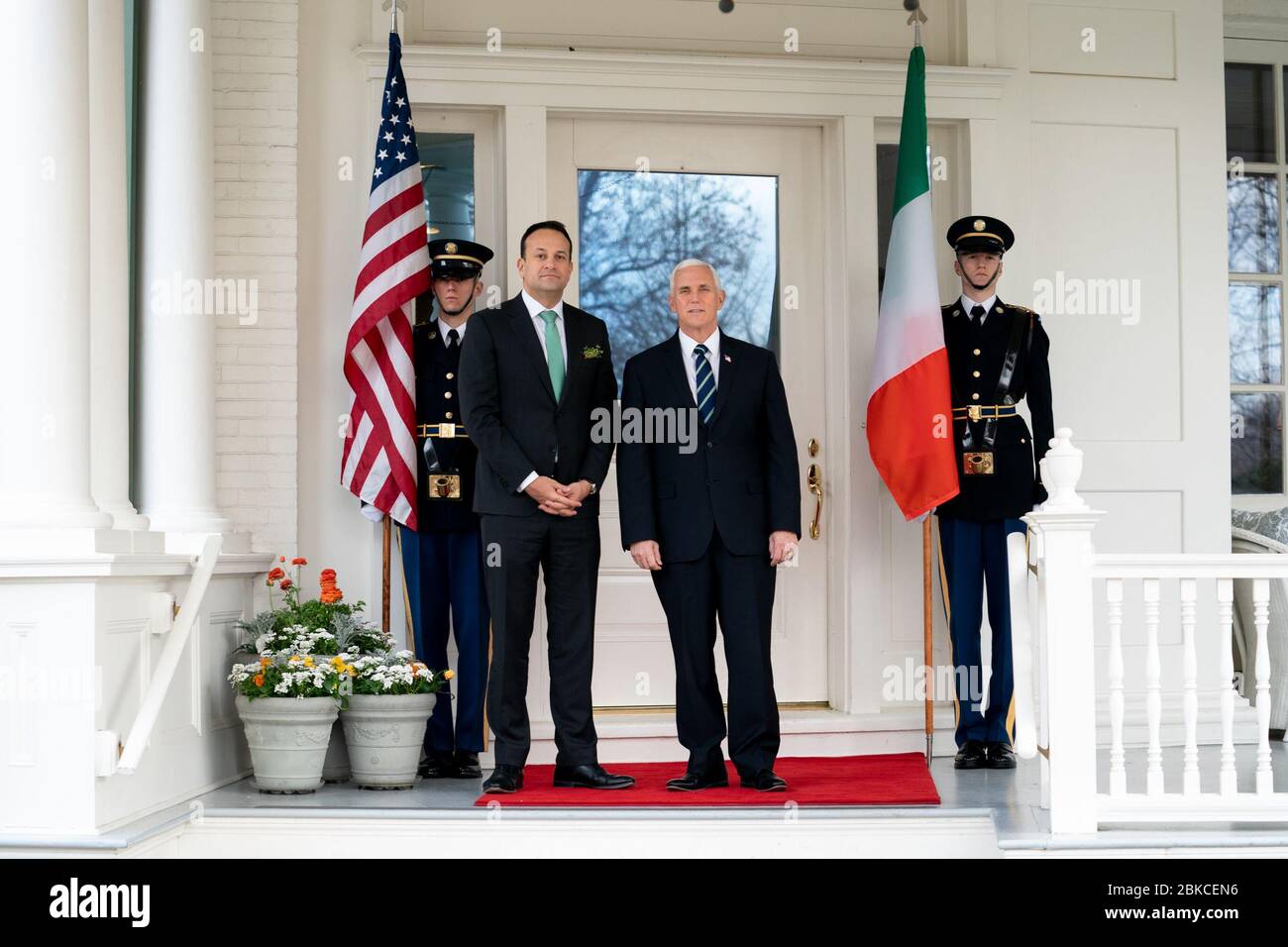 Il 12 marzo 2020, il vice presidente degli Stati Uniti Mike Pence ha posato per le foto con il primo ministro irlandese Leo Varadkar presso la residenza del vicepresidente a Washington, D.C., evidenziando le relazioni tra Stati Uniti e Irlanda. Foto Stock